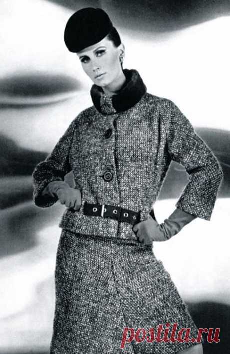 Model Bettina Lauer is wearing a wool suit by Pierre Cardin, photo by Pottier, 1964