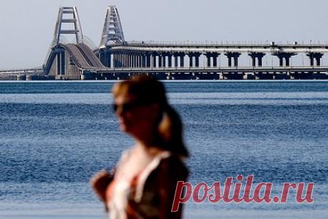 Пассажиров станут возить через Крымский мост на электропоездах. Из-за чрезвычайного происшествия 17 июля на Крымском мосту пассажиров будут возить через него на электропоездах. Об этом в своем Telegram-канале сообщил советник главы Крыма Сергея Аксенова Олег Крючков. «Автобусное движение до станции &quot;Южная&quot; (последняя жд станция перед Крымским мостом)», — написал он.