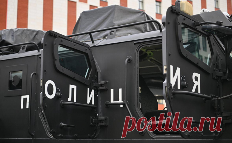 В Подмосковье мужчина попытался взять в заложники сотрудника МВД. Полицейский и охранники обнаружили в одном из коттеджей вооруженного мужчину, они сбежали от него через окно. На место вызваны МВД и ФСБ. По данным Baza, мужчина кричал, что недавно вернулся со спецоперации и выполняет приказ бога
