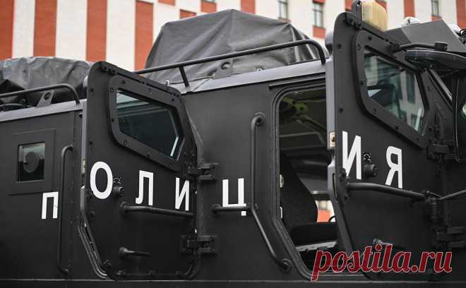 В Подмосковье мужчина попытался взять в заложники сотрудника МВД. Полицейский и охранники обнаружили в одном из коттеджей вооруженного мужчину, они сбежали от него через окно. На место вызваны МВД и ФСБ. По данным Baza, мужчина кричал, что недавно вернулся со спецоперации и выполняет приказ бога