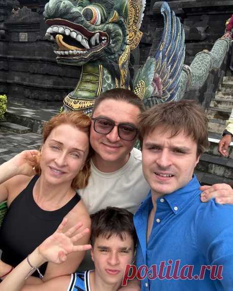 Максим Лагашкин и его жена Екатерина Стулова с сыновьями