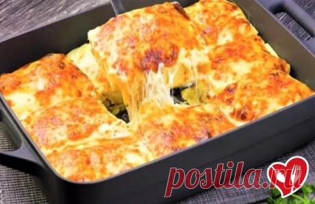 Очень вкусный и необычный рецепт рыбы в лаваше под соусом.

1) Особый вкус блюду придает лук. Его следует замариновать: смешайте в миске воду, яблочный уксус, соль. Перемешайте с луком и оставьте так на 15-20 минут. Слейте маринад, половину лука отложите, а другую половину отправьте в блендер;

2) Также в блендер необходимо добавить горчицу, зелень, яйцо и оливковое или растительное масло. Измельчите все ингредиенты, после чего переложите в миску и смешайте с ложкой сметан...