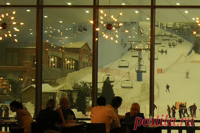 Ski Dubai в Mall of the Emirates

Время работы: 
Понедельник	10:00-23:00
Вторник	10:00-23:00
Среда	10:00-23:00
Четверг	10:00-0:00
Пятница	9:00-0:00
Суббота	Закрыто
Воскресенье	10:00-23:00

Цены: взрослые 200 дирхам, дети 170 дирхам.