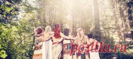 Стать богиней и воссоединиться со своей космической женской природой — звучит вдохновляюще. Или пугающе? В чем прелесть и опасность массового увлечения женскими тренингами и стоит ли бить тревогу мужчинам? #женскиетренинги #женскаяпсихология #психологияженщины