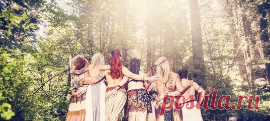 Стать богиней и воссоединиться со своей космической женской природой — звучит вдохновляюще. Или пугающе? В чем прелесть и опасность массового увлечения женскими тренингами и стоит ли бить тревогу мужчинам? #женскиетренинги #женскаяпсихология #психологияженщины