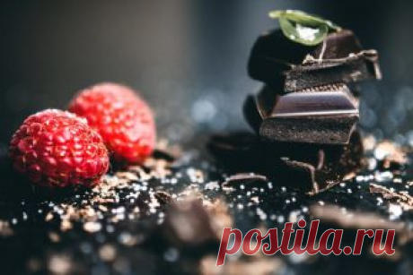 Кора из шоколада (шоколадные осколки) для декорирования и украшения торта делается из растопленных шоколадных плиток. Бумага для выпечки - отличный помощник для изготовления шоколадной коры. Красивые, ломанные в произвольном творческом беспорядке, тонкие изогнутые пластинки-листья эффектно украсят любой торт к любому празднику. Обычно так украшают торт "Лесной пень", торт "Черный лес" и др.