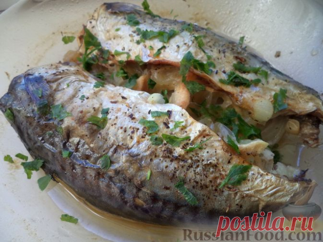 Рецепт: Скумбрия, запеченная с луком (в микроволновке) на RussianFood.com