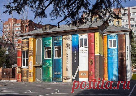 Арт-группа «Цвет города» раскрасила серое здание в тюменском школьном дворе.