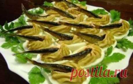 Вкусно и оригинально — шпротинки в яйце к праздничному столу Приготовим очень простую и бюджетную закуску, гости будут в восторге.