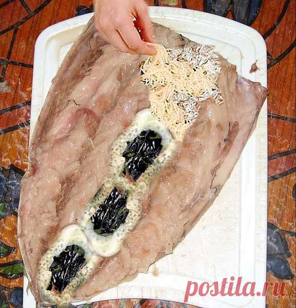 Скумбрия запеченная с черносливом .