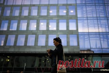 Россияне массово захотели сменить работу и профессию. Больше половины россиян (57 процентов) готовы поменять работу в 2024 году. При этом 17 процентов опрошенных решительно настроены ее сменить, а 26 процентов не планируют этим заниматься. В свою очередь, желающих сменить профессию немногим меньше — 50 процентов респондентов.