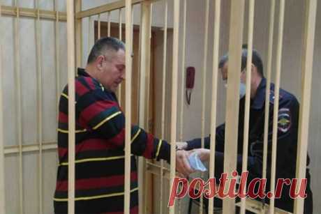 Российского экс-депутата зарезал отец его бывшей подруги и получил срок. Новосибирский районный суд вынес приговор по уголовному делу о смерти бывшего депутата городского совета 46-летнего Ивана Митряшина, которого зарезал во время драки отец его бывшей подруги. 50-летний Александр Данилов получил 8,5 года колонии. Он также должен выплатить компенсацию матери убитого им парламентария.