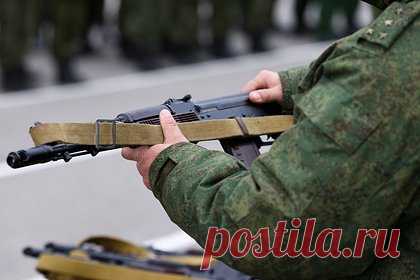 Российский военный потерял автомат Калашникова и попал под суд. Борзинский гарнизонный военный суд оштрафовал мобилизованного, потерявшего выданный ему автомат Калашникова АК-74М. Военнослужащий признал вину и раскаялся в содеянном. В октябре 2022 года он оставил в казарме без присмотра закрепленный за ним автомат. Позже оружие пропало.