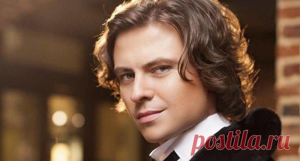 ПРОХОР   АНДРЕЕВИЧ   ШАЛЯПИН
Прохор Андреевич Шаляпин (при рождении — Андрей Андреевич Захаренков) — российский певец, финалист проекта «Фабрика звёзд-6», лауреат конкурса молодых исполнителей «Утренняя звезда», телеведущий прогноза погоды на НТВ.
Родился 26 ноября 1983 года в Волгограде.
В 2006 году под сценическим псевдонимом Прохор Шаляпин стал участником телевизионного проекта Первого канала «Фабрика звёзд-6».
В 2011 году на экраны вышел телевизионный сериал «Жуков», в...