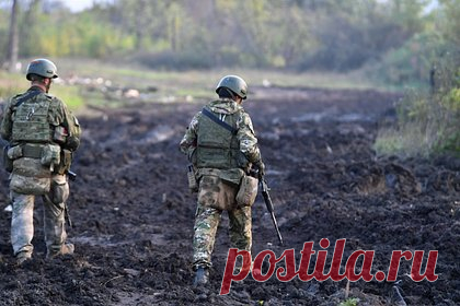 Стало известно о переодеваниях украинских диверсантов в форму ЛНР. Российский разведчик заявил, что диверсионно-разведывательные группы (ДРГ) Украины переодеваются в форму Народной милиции Луганской народной республики (ЛНР), чтобы приблизиться к позициям региона. «Специально провоцируют, хотят узнать, где наши позиции, переодеваются», — сказал он.