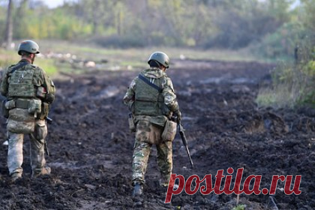Стало известно о переодеваниях украинских диверсантов в форму ЛНР. Российский разведчик заявил, что диверсионно-разведывательные группы (ДРГ) Украины переодеваются в форму Народной милиции Луганской народной республики (ЛНР), чтобы приблизиться к позициям региона. «Специально провоцируют, хотят узнать, где наши позиции, переодеваются», — сказал он.