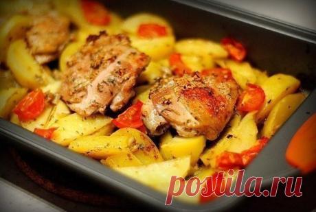 "Курица маринованная в кефире, запеченная с картофелем с травами и чесноком" 

Ингредиенты:
- кефир
- куриные бедра
- картофель
- травы
- соль, перец
- чеснок
- томаты

Способ приготовления:
1. В первую очередь делаем маринад. Мелко режем чеснок, добавляем его в кефир, солим, добавляем перец и травы.
2. Бедра маринуем в течении минут 20-25. Картофель чистим, режем дольками. Укладываем его в форму для запекания, добавляем оливковое масло, соль,перец, травы. 
3. Зубчики чесн...