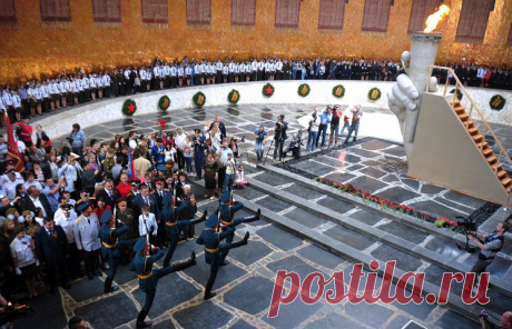 ВОЛГОГРАД, 3 мая. /Корр. ТАСС Игорь Каленич/. Вечный огонь в Зале Воинской Славы на Мамаевом кургане в Волгограде вновь зажгли в воскресенье после завершения капитального ремонта. / © Дмитрий Рогулин/ТАСС | ТАСС: Общество - Вечный огонь на Мамаевом кургане вновь зажжен после капитального ремонта