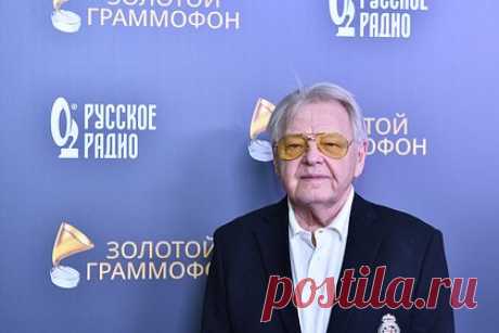 Юрий Антонов призвал ввести дресс-код для «голых» артистов. Российский композитор и певец Юрий Антонов призвал ввести дресс-код для артистов. По мнению исполнителя, артисты могут выбирать гардероб, согласно своим вкусовым предпочтениям, но при этом они должны быть одеты. Он также подчеркнул, что ущемлять исполнителей за выбор той или иной одежды не стоит.