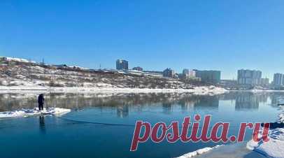 В Улан-Удэ от берега оторвало льдину с людьми. В Улан-Удэ в месте впадения реки Уды в Селенгу двух человек отнесло течением на льдине. Читать далее