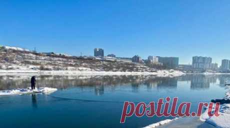 В Улан-Удэ от берега оторвало льдину с людьми. В Улан-Удэ в месте впадения реки Уды в Селенгу двух человек отнесло течением на льдине. Читать далее