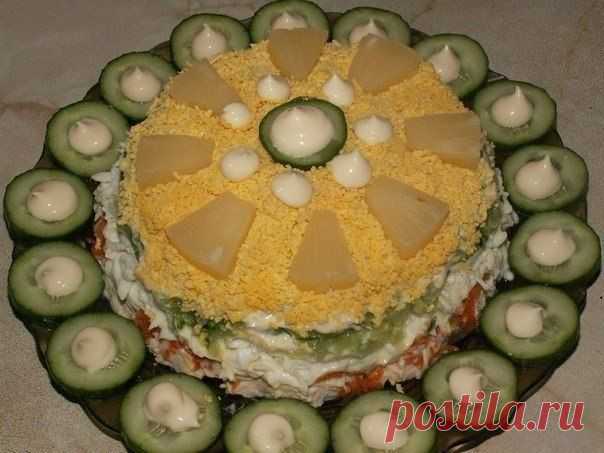 Салат "Облако" 
Ингредиенты:
- яйцо куриное - 6 шт.
- грудка куриная (филе) - 300 г.
- огурец (средний, свежий) - 2 шт.
- морковь (средняя) - 2 шт.
- соль
- майонез
- ананас (консервированный, колечки) - 2 -3 шт.