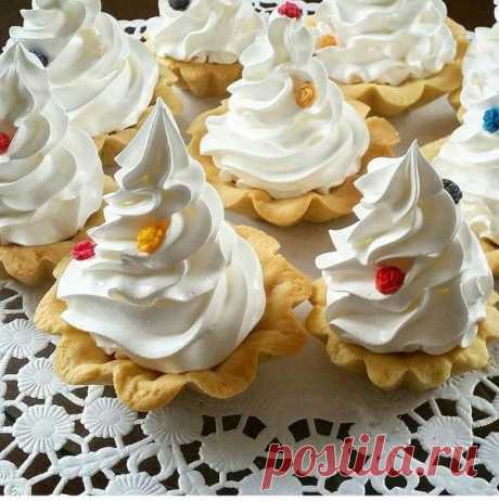 Корзинки с белковым кремом
⠀
Ингредиенты :
⠀
Для теста :
мука 300 гр.
сахар 100 гр.
масло сливочное 180 гр.
яйцо 1 ½ шт.
сода пищевая ¼ ч. л.
⠀
Для белкового крема:
яйцо 4 шт.
сахар 200 гр.
лимонная кислота ¼ ч. л.
сахар ванильный 10 г
⠀
Кроме того:
повидло яблочное 200 гр.
⠀
Способ приготовления :
Масло взбить с сахаром до пышности, добавить 1 яйцо и 1 желток еще раз взбить. Муку с содой просеять в чашу с масляной смесью. Замесить тесто. Желательно это делать быстро, не р...