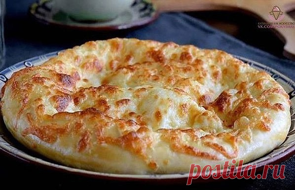 Хачапури — самый лучший рецепт! 
Очень люблю это чудесное грузинское блюдо, чрезвычайно сытное и обалденно вкусное! Всегда хотелось научиться приготовить его самостоятельно. Вроде бы и ничего сложного нет но у меня никак не получалось добиться мягкого теста и нежной начинки. Пока не нашла этот чудесный рецептик. Тогда и получилось всё с первого раза.
Рецепт на сайте: http://every-holiday.ru/5818/Hachapuri_po-gruzinski/