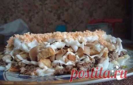 Вкуснейший салат со шпротами!
Ингредиенты:
4 отварных яйца,
банка шпрот,
сухарики,
банка грибов,
средняя луковица,
майонез
Приготовление:
1. Отвариваем яйца. Лук режем полукольцами и обжариваем. Грибы режем и обжариваем отдельно. Даем остыть.
2. Шпроты разминаем вилкой. Сухарики(если крупные) помять.
3. Салат делаем слоями: -2 яйца на крупной тёрке -шпроты -лук обжаренный -майонез -сухарики -майонез -грибы -2 белка на крупной тёрке -майонез -2 желтка на мелкой терке.
Готов...