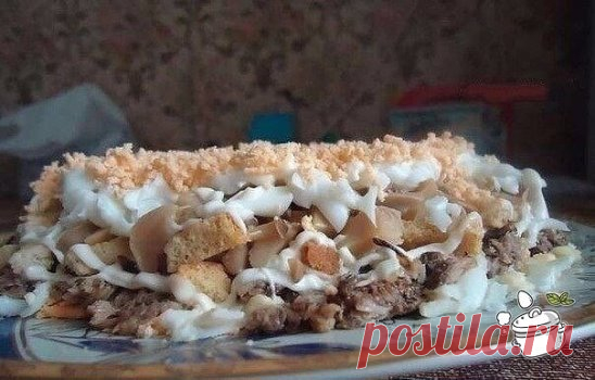 Вкуснейший салат со шпротами!
Ингредиенты:
4 отварных яйца,
банка шпрот,
сухарики,
банка грибов,
средняя луковица,
майонез
Приготовление:
1. Отвариваем яйца. Лук режем полукольцами и обжариваем. Грибы режем и обжариваем отдельно. Даем остыть.
2. Шпроты разминаем вилкой. Сухарики(если крупные) помять.
3. Салат делаем слоями: -2 яйца на крупной тёрке -шпроты -лук обжаренный -майонез -сухарики -майонез -грибы -2 белка на крупной тёрке -майонез -2 желтка на мелкой терке.
Готов...