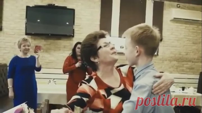 Парень всех женщин расстрогал 😊 Молодец, красиво и душевно!👍