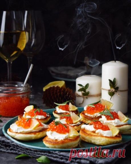 Мини-оладьи со сливочным сыром, лимоном и розмарином и икрой