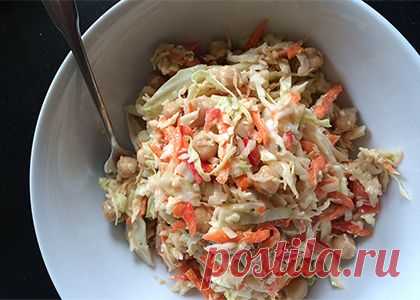 Mayo-Free Summer Slaw | Reboot With Joe
Салат:
     2 головки зеленого капусты, измельченные (около 5 чашек)
     6 морковь, тертый (около 1 стакана)
     1 красный перец (Capsicum), нарезанный кубиками
     2 16 унций банки горох, слить и промыть
Соус:
     3 столовые ложки тахини
     3 столовые ложки воды
     1 столовая ложка дижонской горчицы
     1 столовая ложка яблочного уксуса
     1 столовая ложка меда или кленового сиропа (по желанию)
     1/2 чайной ложки морской соли