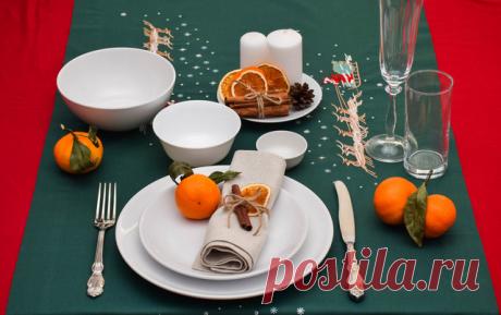 Чтобы создать праздничную атмосферу, необязательно иметь на столе дорогую посуду, а стол заваливать свечами, елками и мишурой.