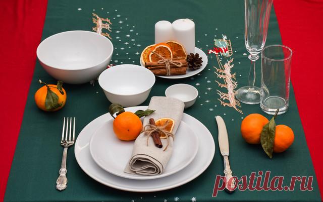 Чтобы создать праздничную атмосферу, необязательно иметь на столе дорогую посуду, а стол заваливать свечами, елками и мишурой.