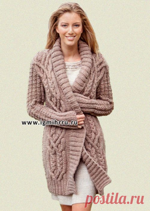 Уютный длинный кардиган с красивыми переплетениями из кос. Спицы