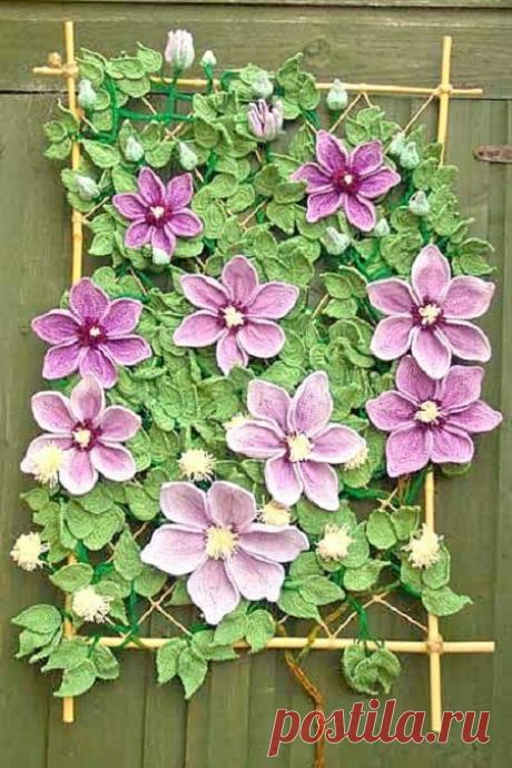 Вязаные цветы крючком: клематисы. Панно Вязаное панно в виде живой изгороди с клематисами изготовлено рукодельницей из Великобритании Enfys.