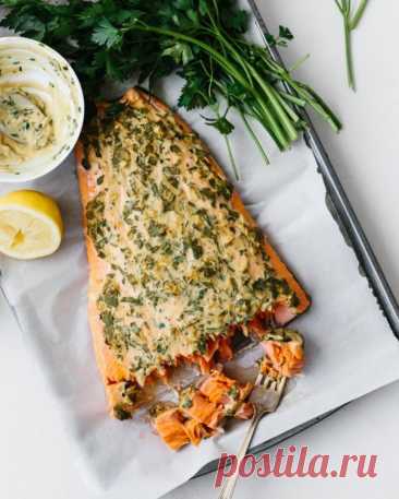 Запеченный лосось с горчицей Ингредиенты:Лосось — 600–700 гПетрушка — 5 гДижонская горчица — 65 гЛимонный сок — 1 ст. л.Оливковое масло — 1 ст. л.Чеснок — 3 зубчикаСоль — по вкусуПерец — по вкусуПриготовление:1. Разогрейте духовку до 190 ºC.2. Выложите рыбу на...