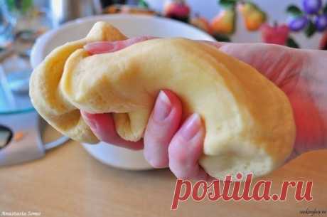 Рецепты самого вкусного теста. Обязательно поделитесь с друзьями!

1. Кефирное тесто с сыром
Ингредиенты:
- 1 чашка кефира

- 1 чашка тертого сыра
- 0,5 чайной ложки соли
- 2/3 чайной ложки соды
- 1 чайная ложка сахара
- 2 стакана муки
Если Вы натрете сыр на крупной терке, то получатся отличные лепешки и сосиски в тесте, а если на мелкой — получится хорошее тесто для другой мелкой выпечки, например рогаликов и т.д.

2. Пресное тесто на сметане
Ингредиенты:
- 1 стакан смета...