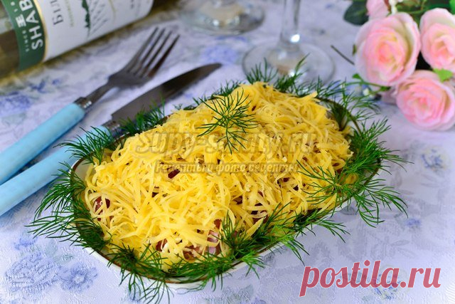 Сырный салат с лесными грибами и с копченой курицей. Рецепт с пошаговыми фото