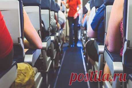 Пьяная стюардесса сорвала рейс и вынудила компанию платить десятки тысяч рублей. Пьяная стюардесса сорвала вылет рейса и вынудила авиакомпанию Ryanair выплатить пассажирам десятки тысяч рублей. Уточняется, что бортпроводница явилась на работу в состоянии алкогольного опьянения и после проверки была отстранена. В связи с этим руководству пришлось искать нового члена экипажа в последнюю минуту.