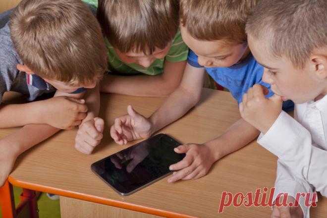 Как минимизировать вред гаджетов для ребенка? Подборка уловок хитрых родителей Современные родители рассматривают всяческие гаджеты как настоящее благословение. Нужно чем-то занять ребенка? Дал ему смартфон и пусть играет. Или включил мультики, и пусть чадо не мешает взрослым заниматься важными делами.