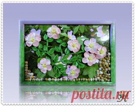 Картина ,,Шиповник&quot; Выполнена из солёного теста...размещена на на фотографии шиповника с добавлением натуральных ракушек.