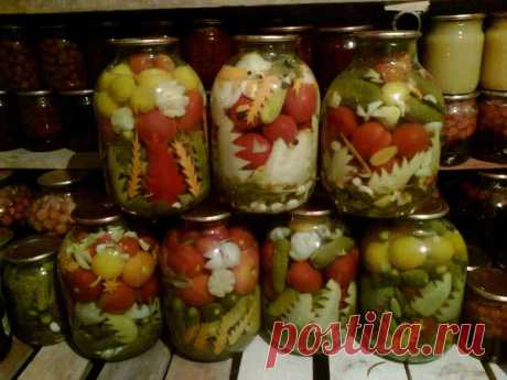 Заготовки на зиму: маринованное ассорти, маринованные помидоры
