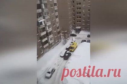 В российском городе водитель иномарки перекрыл проезд ехавшей к ребенку скорой. В Ижевске водитель иномарки перекрыл дорогу ехавшей к годовалому ребенку скорой помощи, врачам пришлось добираться пешком. Об инциденте сообщает МВД по Удмуртии. Как отмечается, врачи все же смогли своевременно оказать помощь ребенку без использования дополнительного оборудования, которое осталась в реанимобиле.