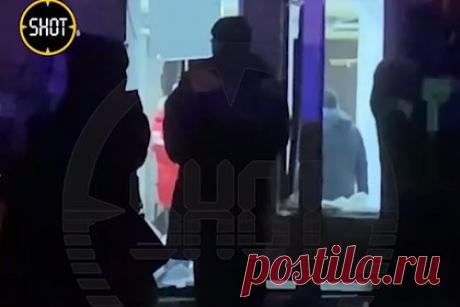 Россиянин взорвал гранатой центр медиации и образовательных услуг. В Элисте неизвестный мужчина бросил боевую гранату в центр медиации и образовательных услуг. Об этом сообщает Telegram-канал «112». В результате взрыва есть жертвы — один человек получил несовместимые с жизнью травмы, еще двое пострадали. Сейчас на месте ЧП работают сотрудники оперативных служб и полиции.