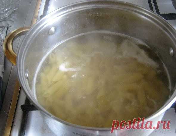 Макароны по-флотски с куриным фаршем  


Макароны отвариваем согласно инструкции. Лук режем и обжариваем, затем к луку добавляем фарш, обжариваем с добавлением специй. Перемешиваем фарш с макаронами и все. Готовые макароны с куриным фаршем при подаче можно украсить зеленью. Просто, быстро и сытно. Приятного аппетита! 


Ингридиенты:

Макароны: 400 Грамм,
Масло растительное : 3 Ст. ложки,
Лук: 1 Штука,
Фарш куриный: 500 Грамм,
Соль, перец, специи: По вкусу


Приготовление:
...
