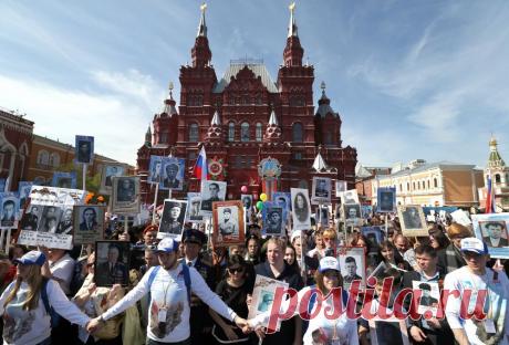9 мая в России и нескольких других странах проходит акция &quot;Бессмертный полк&quot;. По данным организаторов на 15.40 мск , в ней приняли участие более 1 млн человек, и это не считая Москвы. / Участники акции памяти &quot;Бессмертный полк&quot;, в которой приняли участие родственники фронтовиков с фотопортретами отцов и дедов, в День Победы в Москве © Сергей Савостьянов/ТАСС | ТАСС: Общество - Живая память: акция &quot;Бессмертный полк&quot; в городах мира