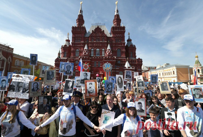 9 мая в России и нескольких других странах проходит акция "Бессмертный полк". По данным организаторов на 15.40 мск , в ней приняли участие более 1 млн человек, и это не считая Москвы. / Участники акции памяти "Бессмертный полк", в которой приняли участие родственники фронтовиков с фотопортретами отцов и дедов, в День Победы в Москве © Сергей Савостьянов/ТАСС | ТАСС: Общество - Живая память: акция "Бессмертный полк" в городах мира
