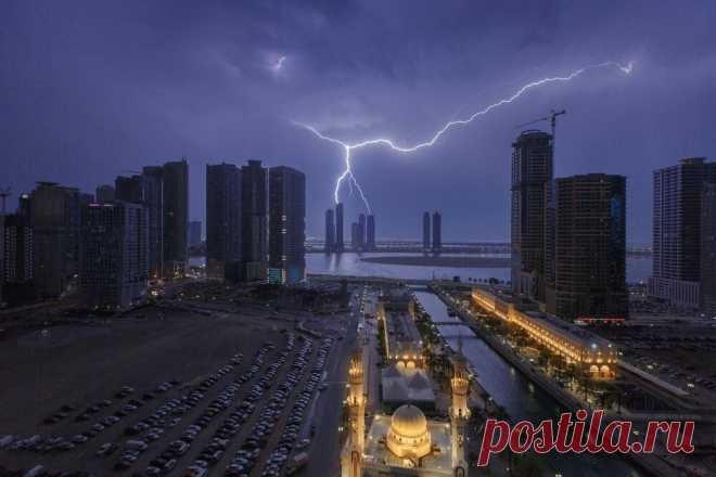 «Гром и молния»: 15 ярких фотографий, где разразившаяся стихия атакует город | Российское фото | Яндекс Дзен